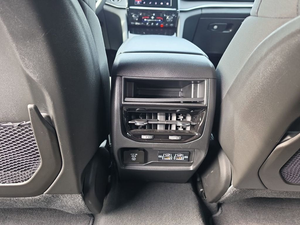 2025 Jeep Grand Cherokee Laredo 4x4