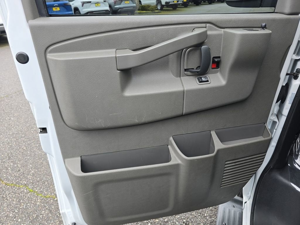 2023 Chevrolet Express Passenger 3500 1LS