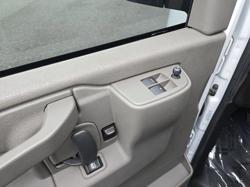 2023 Chevrolet Express Passenger 3500 1LS