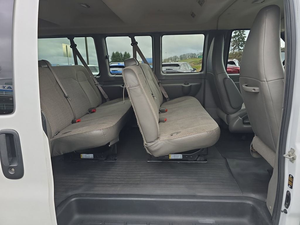 2023 Chevrolet Express Passenger 3500 1LS