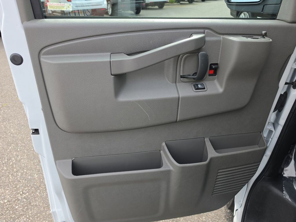 2025 Chevrolet Express Passenger 1LT