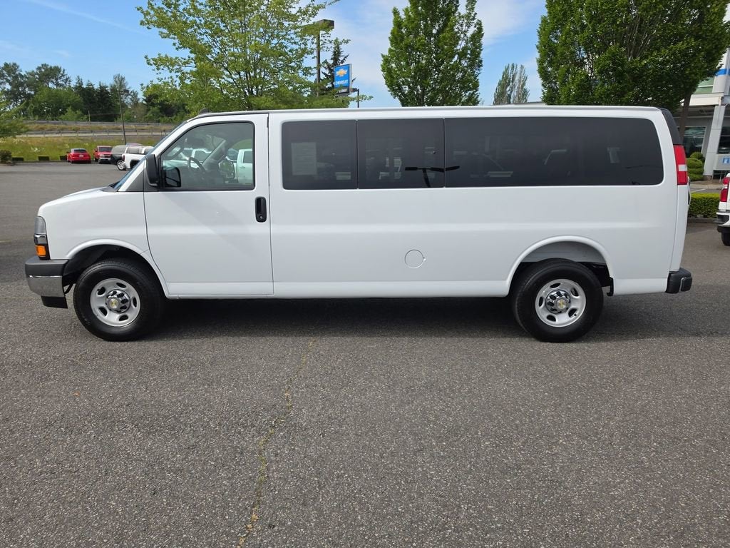 2025 Chevrolet Express Passenger 1LT