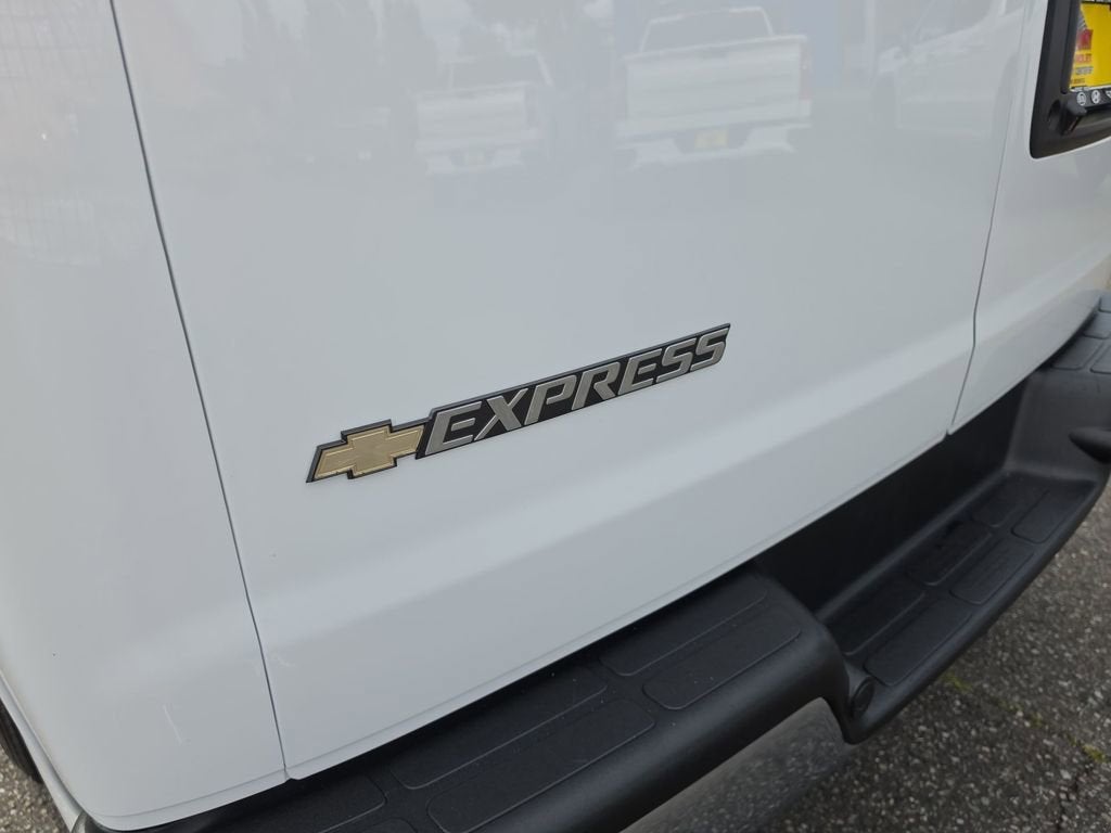 2025 Chevrolet Express Passenger 1LT