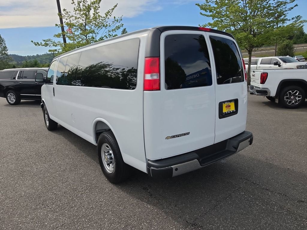 2025 Chevrolet Express Passenger 1LT