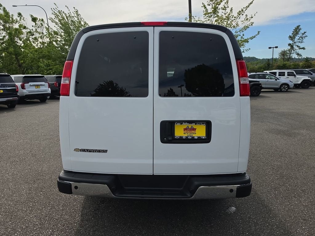 2025 Chevrolet Express Passenger 1LT