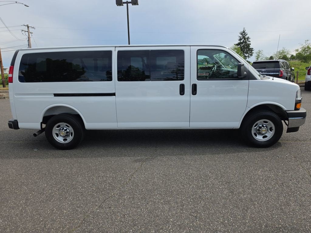 2025 Chevrolet Express Passenger 1LT