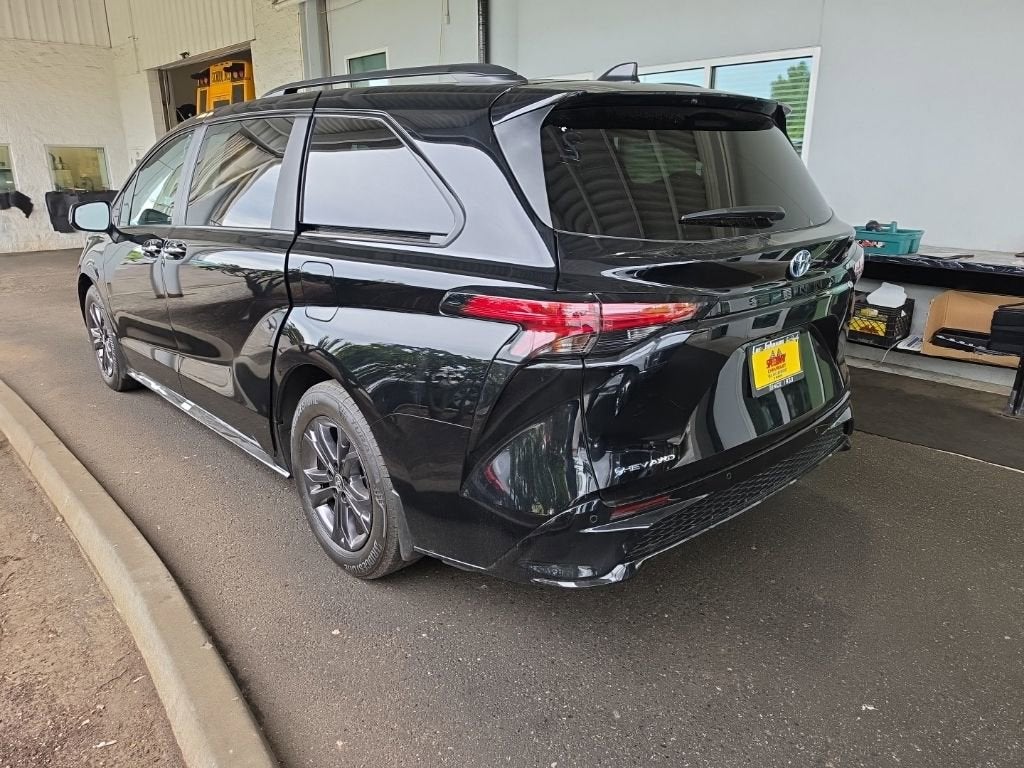 2025 Toyota Sienna LE