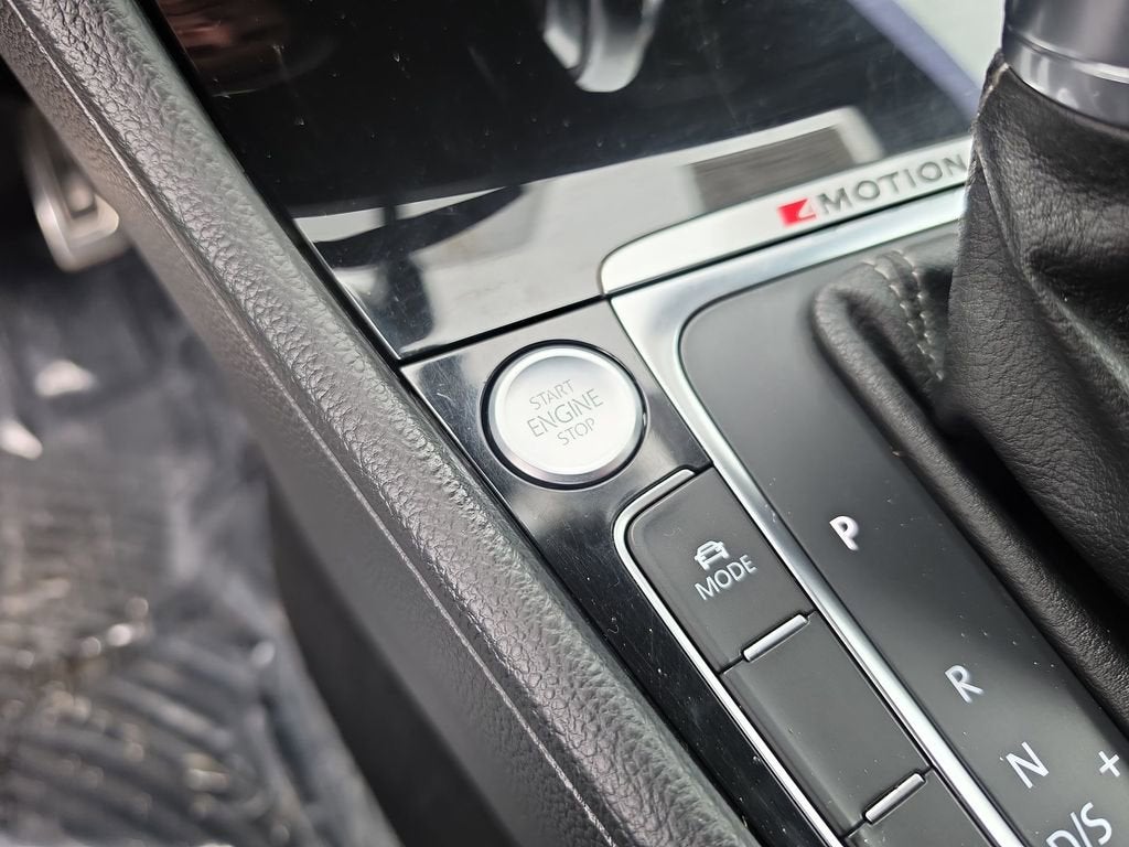 2016 Volkswagen Golf R 4-Door