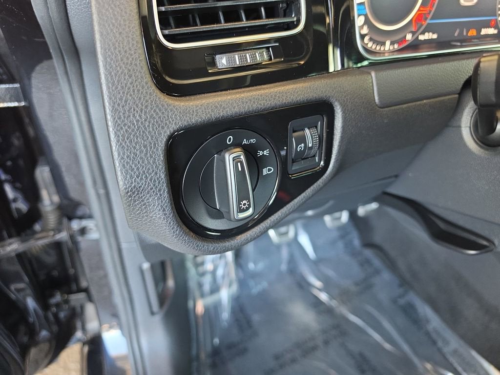 2019 Volkswagen Golf R 2.0T w/DCC & Navigation