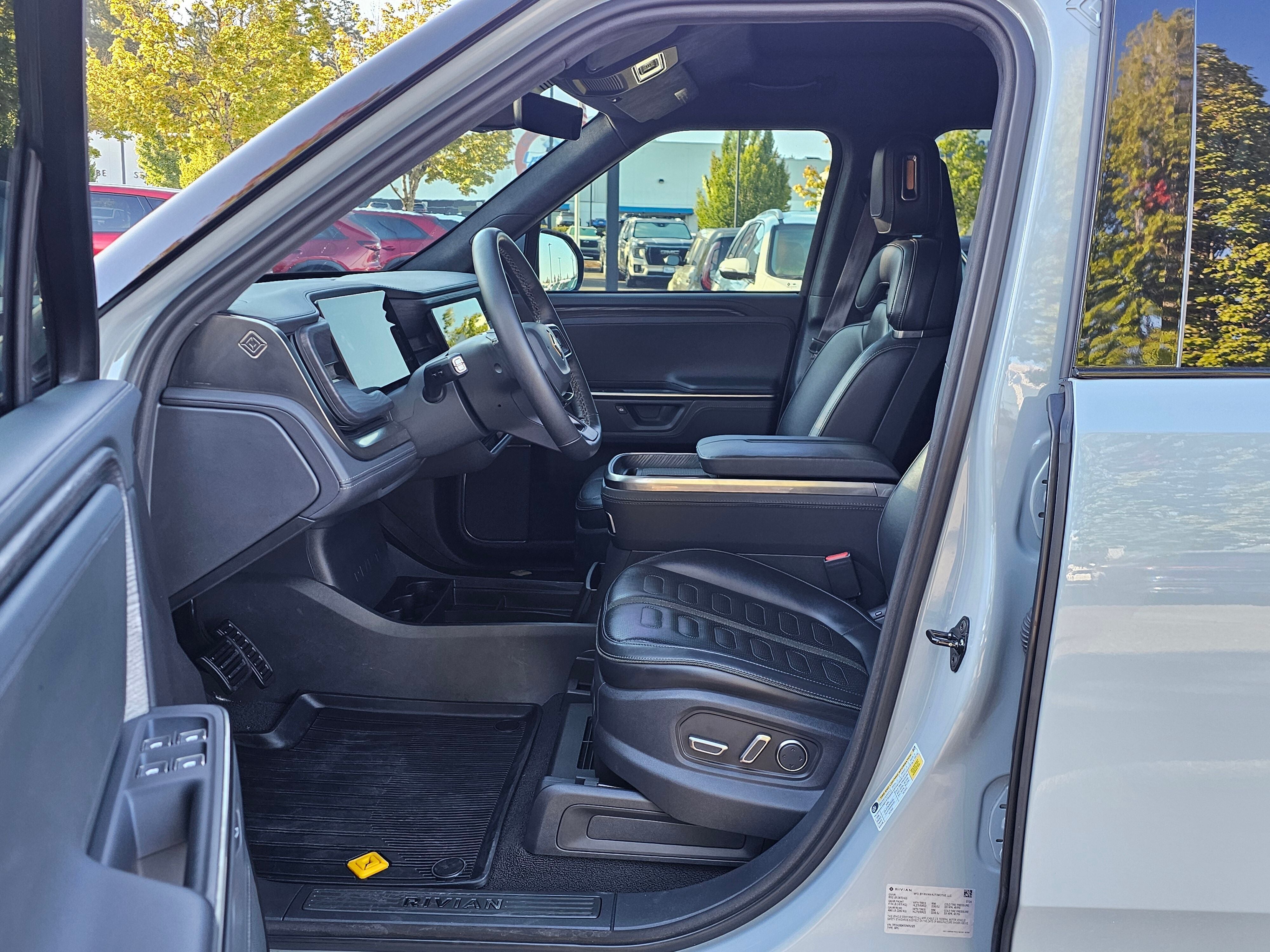 2025 RIVIAN R1S Adventure