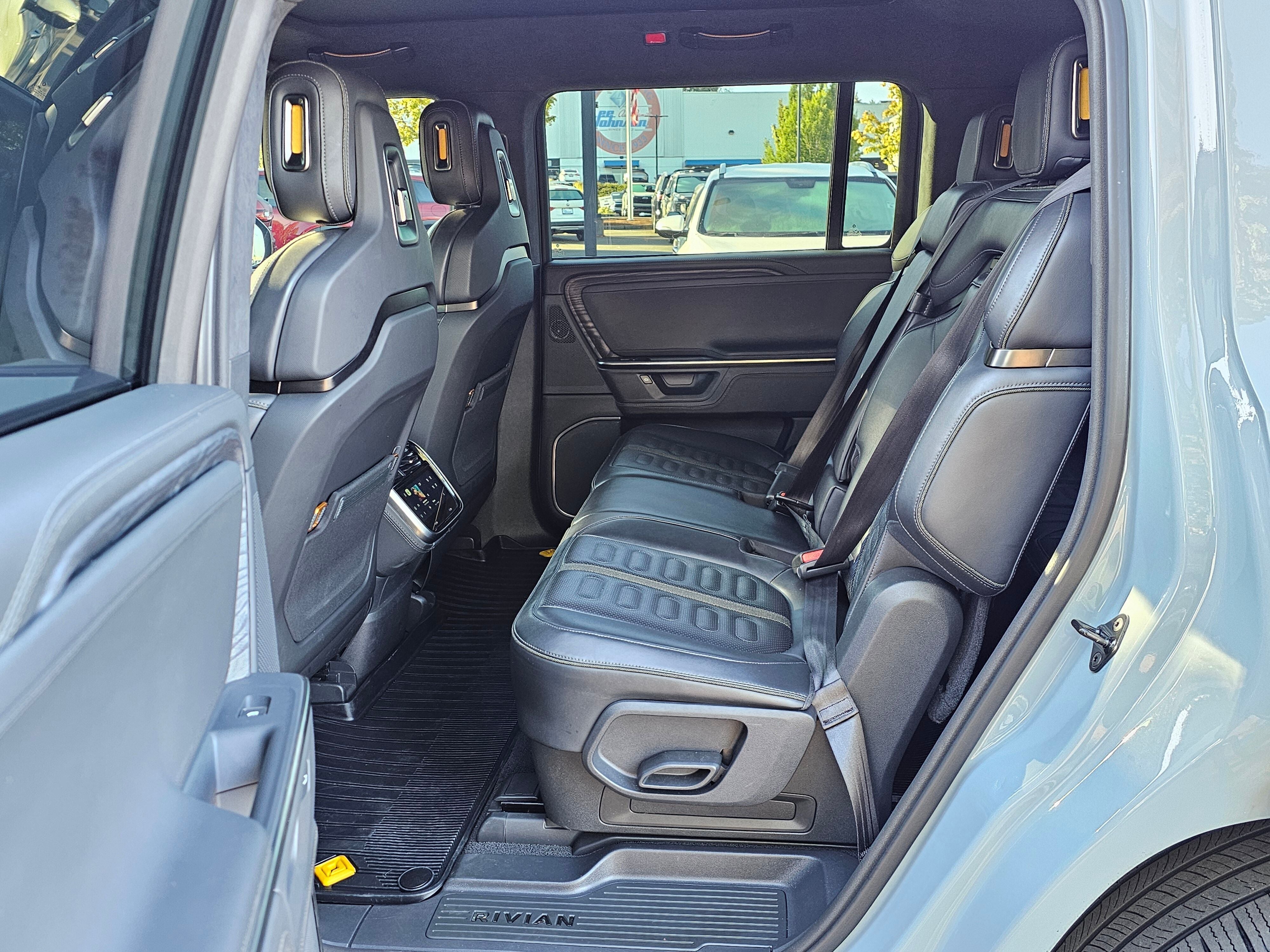 2025 RIVIAN R1S Adventure