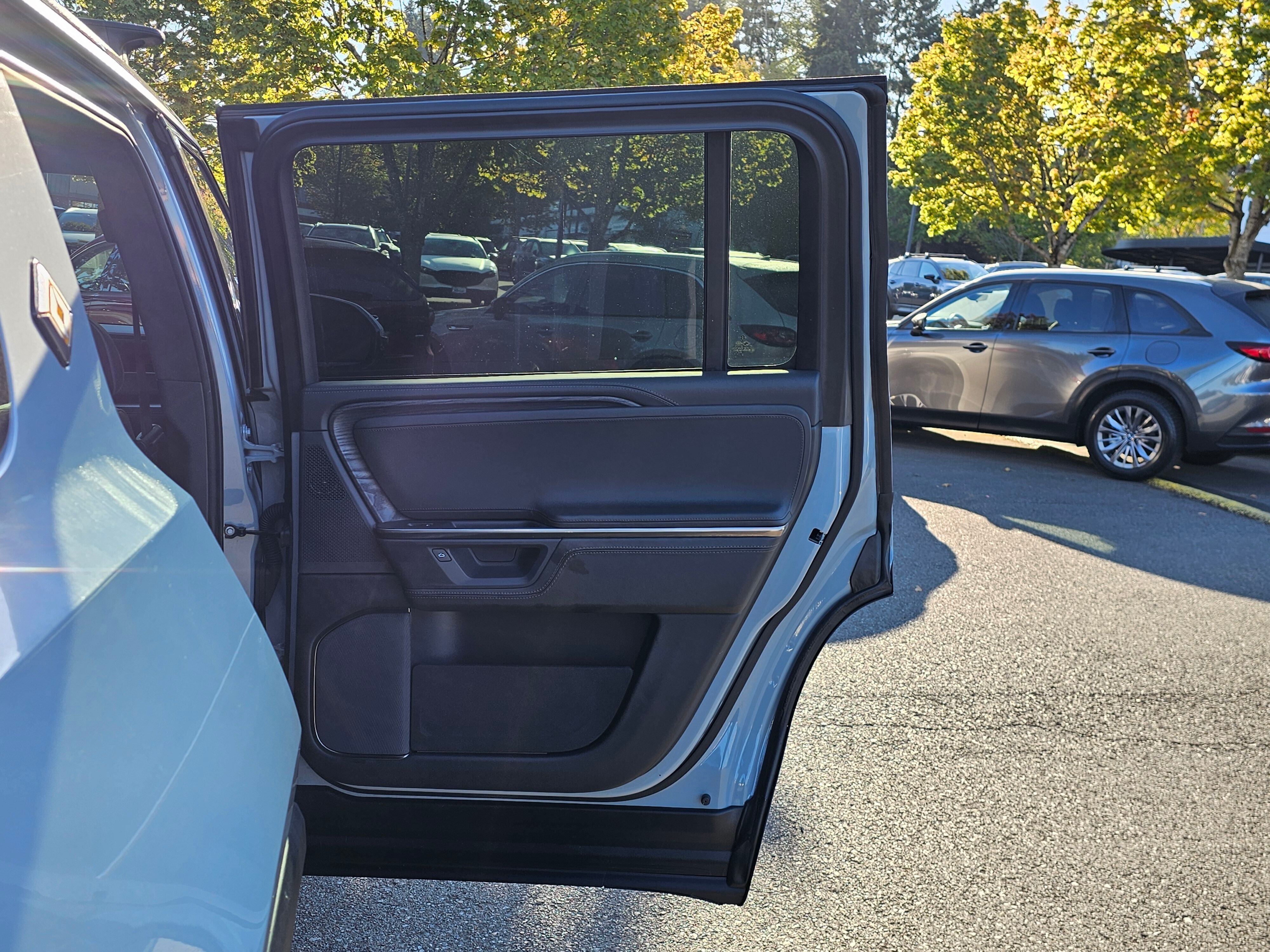 2025 RIVIAN R1S Adventure