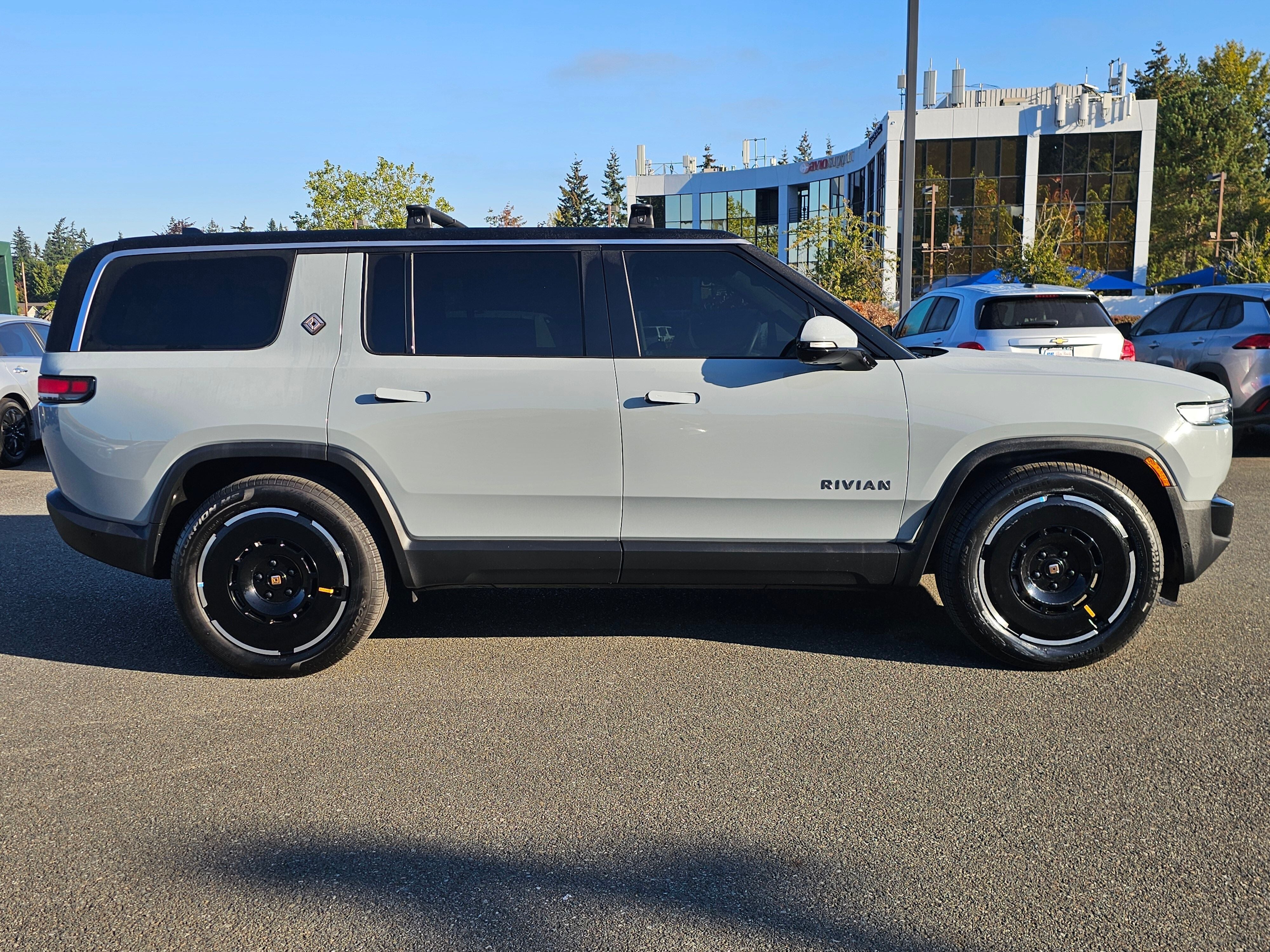 2025 RIVIAN R1S Adventure