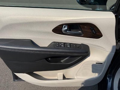 2021 Chrysler Pacifica Hybrid Limited FWD