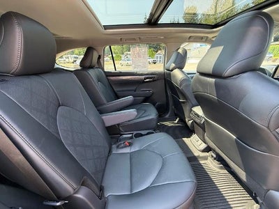 2026 Toyota Highlander Hybrid Platinum AWD (Natl)