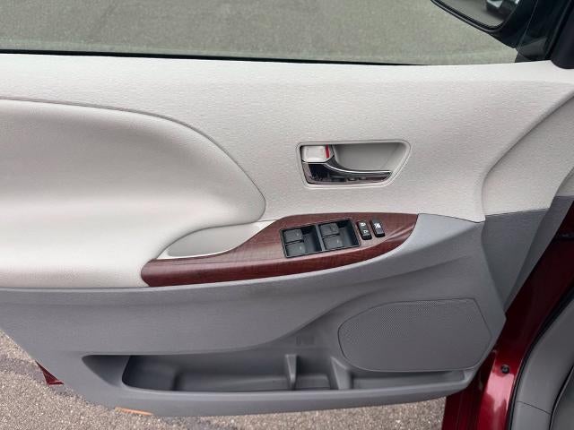 2012 Toyota Sienna 5dr 8-Pass Van V6 XLE FWD (Natl)