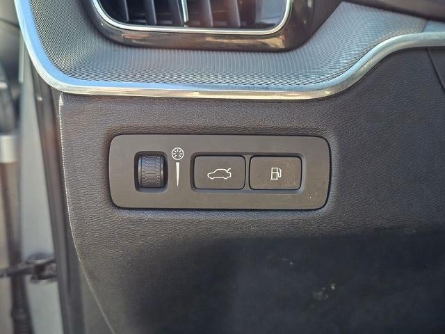 2018 Volvo XC60 T8 eAWD Plug-In Hybrid R-Design